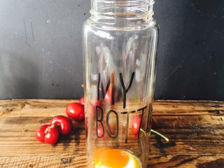 5、美丽的水果饮品,最底下放一片柠檬,随后一勺杏子酱