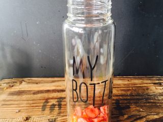 6、美丽的水果饮品,加几块车厘子