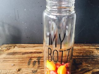 7、美丽的水果饮品,加几块杏子