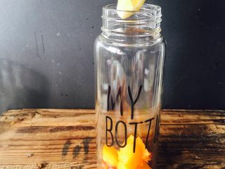 8、美丽的水果饮品,加一片柠檬