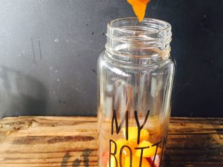 9、美丽的水果饮品,再继续加酱,加酱,可以使水果茶味道更浓郁
