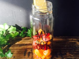 11、美丽的水果饮品,加一片柠檬