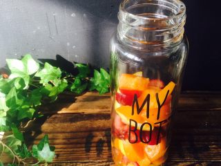 12、美丽的水果饮品,铺几块枇杷