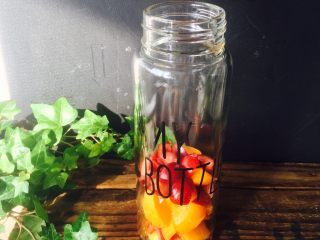 10、美丽的水果饮品,再铺一层车厘子块