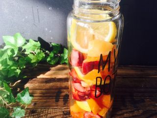 13、美丽的水果饮品,最后加一片柠檬