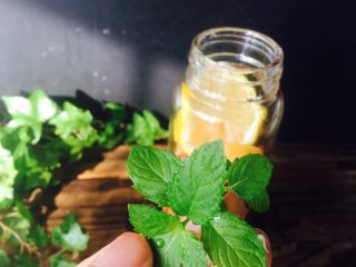 15、美丽的水果饮品,加薄荷叶,薄荷叶净水冲一下。我自己种的。