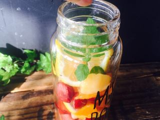 16、美丽的水果饮品,把薄荷叶放入瓶子