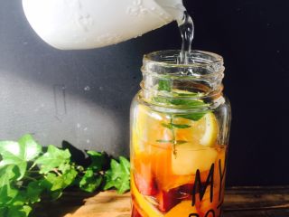 17、美丽的水果饮品,加净水,加满。