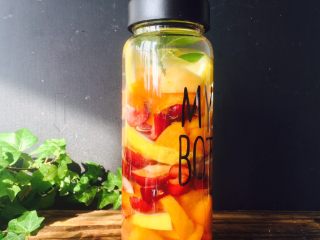 18、美丽的水果饮品,加满净水的水果饮品做好了。我这样一步步写下来,是为了让大家看得更细致。大家可以根据自己喜好,随意加水果,只要颜色搭配好看即可。