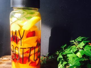 19、美丽的水果饮品,阳光下的水果茶。