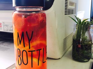 20、美丽的水果饮品,拍好照以后,除了柠檬,全部倒出来,倒在小锅里,煮一下。水果煮过再吃,对肠胃好。煮过的,就没有先前那么好看了。带到办公室,拍个照。