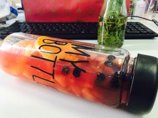 21、美丽的水果饮品,上午泡了几杯,中午,加了黑枸杞,生姜粉。继续上照。泡黑枸杞的水,不要很热。里面可有很多花青素哦。