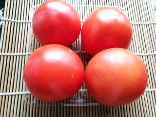 1、茄汁虾仁海参 宴客滋补菜,番茄洗净