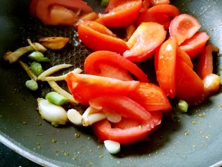 4、茄汁虾仁海参 宴客滋补菜,锅中热油，加入葱姜蒜爆香，加番茄翻炒