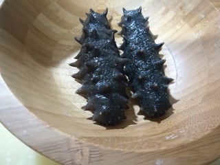 6、茄汁虾仁海参 宴客滋补菜,取出提前发好的干海参，也可以直接买即食海参