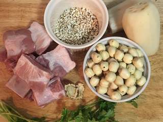 1、当归莲藕莲子排骨汤,食材洗净沥干，莲藕去皮，香菜清洗干净备用。