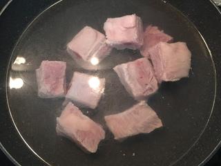 2、当归莲藕莲子排骨汤,排骨用水小火煮出血水。