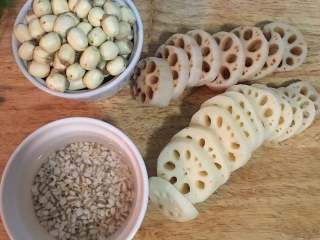 3、当归莲藕莲子排骨汤,趁煮排骨时将其它食材处理好，薏仁洗净用水泡一下；莲藕切略有厚度的片状。