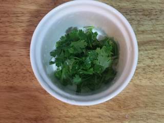 4、当归莲藕莲子排骨汤,洗净的香菜再用可饮用水洗净后擦干并略切备用，