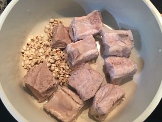 6、当归莲藕莲子排骨汤,接着取一汤锅，放入洗净的排骨与薏仁，