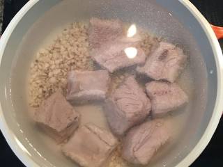 7、当归莲藕莲子排骨汤,加入七分满的水,大火煮滚后，转小火炖煮25-30分钟，
