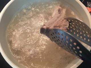 8、当归莲藕莲子排骨汤,直到排骨的肉已经凸出即可，