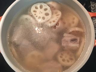 9、当归莲藕莲子排骨汤,放入莲藕，并加水到八分满再继续炖煮到汤水滚沸，
