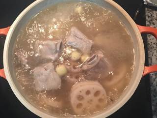 11、当归莲藕莲子排骨汤,滚到莲子松软，莲藕仍带脆度时即可试汤的咸淡进行调整,并倒入米酒。
