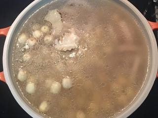 10、当归莲藕莲子排骨汤,接着加入当归及莲子小火炖煮，并用盐调味，