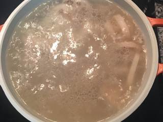 12、当归莲藕莲子排骨汤,汤水再次滚沸后即可盛碗食用。