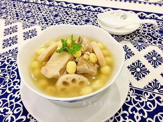 13、当归莲藕莲子排骨汤,享用时可加入适量的香菜增加香气。