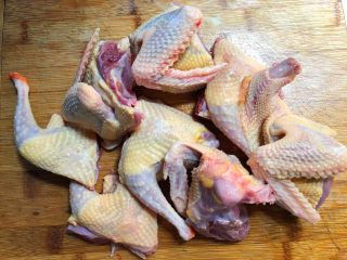 1、滋补鸽子汤,把鸽子杀好，去掉内脏，清洗干净，把白鸽切成四块待用。