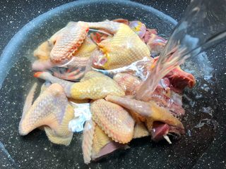 3、滋补鸽子汤,把切好的鸽子放入锅里，放入适量水，水量和食材齐平，大火把水煮开。