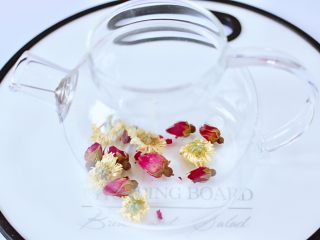 7、水果花茶,茶壶里先放入玫瑰花和菊花。