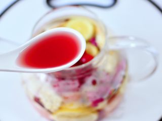 11、水果花茶,最后倒入蔓越莓汁。