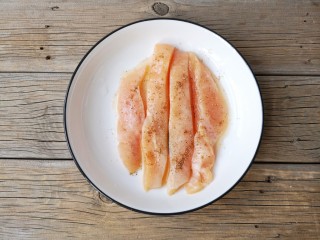 2、缤纷藜麦鸡肉沙拉,鸡胸肉洗净剔去筋膜脂肪切成条加适量的盐，黑胡椒，料酒腌制10-15分钟。