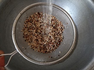 3、缤纷藜麦鸡肉沙拉,藜麦洗净。