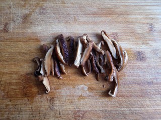 7、十味 八珍豆腐,将泡发的香菇切丝。