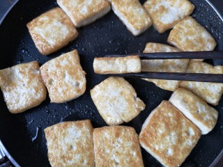 11、十味 八珍豆腐,豆腐的侧面也可以煎一下。