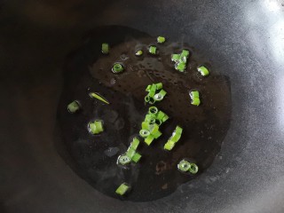 13、十味 八珍豆腐,另起一锅，加少许油烧热，下葱花爆出香味。