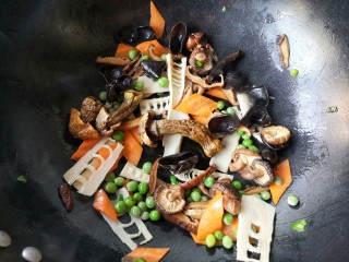 14、十味 八珍豆腐,把除豆腐外的蔬菜一起下锅翻炒一下。