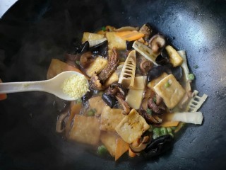 18、十味 八珍豆腐,加适量的盐和鸡精，一锅烩。（5分钟左右）