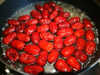 5、黑糖枸杞姜枣膏,红枣大火煮开后，小火焖四五分钟