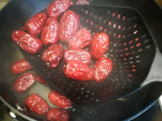 6、黑糖枸杞姜枣膏,红枣捞出，略放凉，煮红枣的水不要倒掉哦，留着要用的