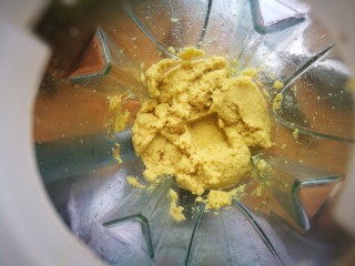 9、黑糖枸杞姜枣膏,姜用破壁机或料理机打成泥，不用很细。没有破壁机的话，就用刀剁成蓉。