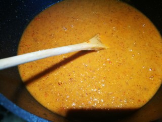 11、黑糖枸杞姜枣膏,姜枣糊糊倒入刚才煮红枣的水里，拌匀，大火煮开