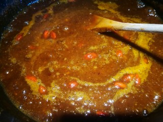 12、黑糖枸杞姜枣膏,保持中小火，加入黑糖，不断搅拌，让黑糖化掉