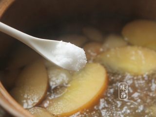 9、苹果梨子汤,关火前加入适量的食盐调味即可。