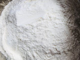 1、红枣红糖馒头,面粉称重备用