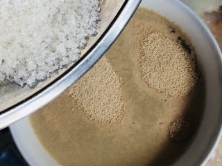 3、红枣红糖馒头,准备150克温水，加入酵母和白糖